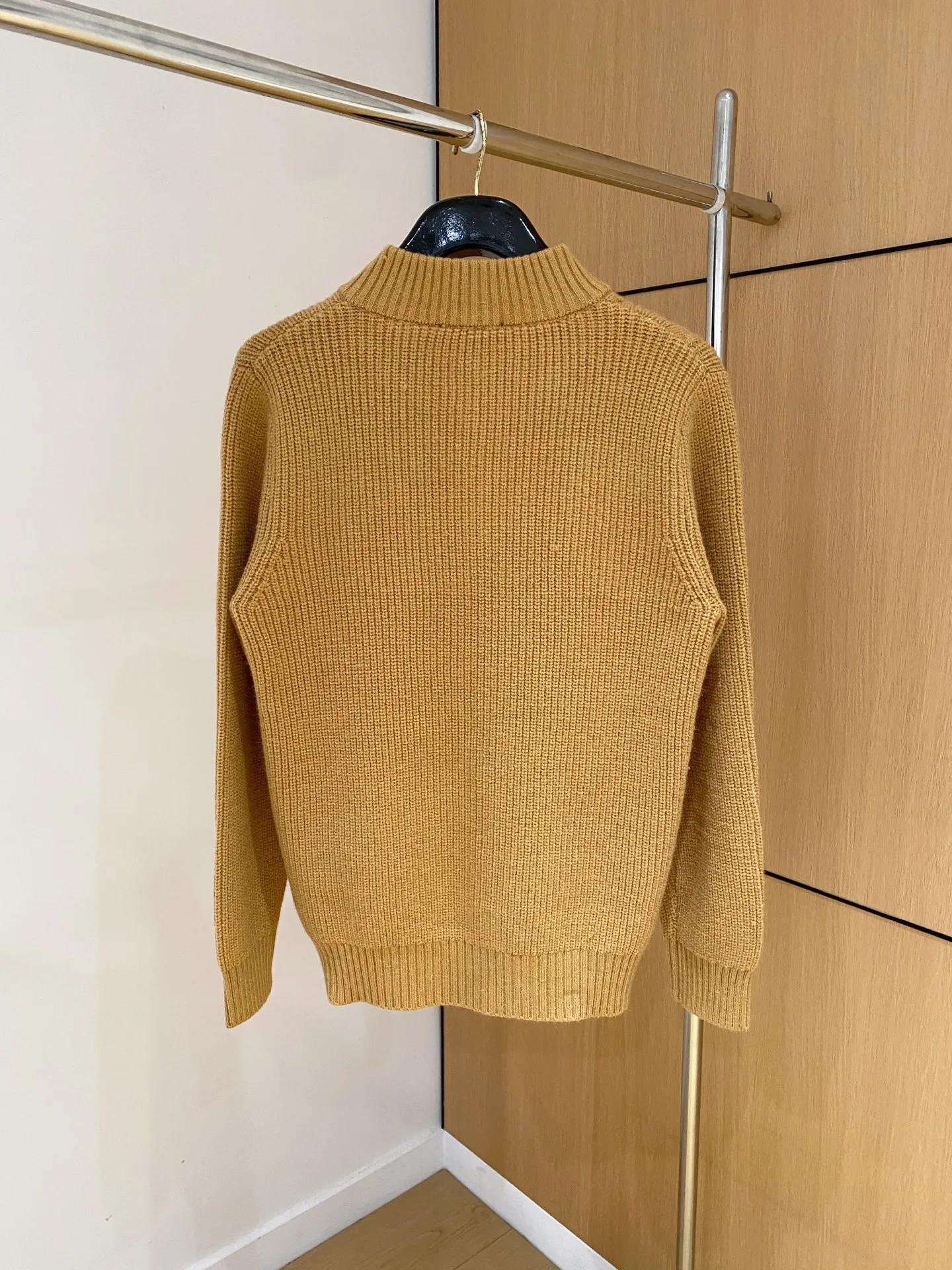 🅿️540 【LV Louis Vuitton】Autumn and winter classic cardigan sweater, in full condition! ! ! Wool blended fabric, the latest model in 2025, golden ratio! ! Slim-fitting soft gold, versatile and practical item, the combination and practicality are extremely powerful, simple and elegant, and classy! To create your own style, it is highly recommended to buy it in two colors. The standard slim fit tailoring process is suitable for both young and old men. It is knitted from wool and will not cause any discomfort! While keeping warm, it is stylish, textured and wearable, and the classic logo with contrasting colors on the chest feels in place! ! Recommended for regular customers! ! Size M-3XL (maximum wear: 190 pounds)